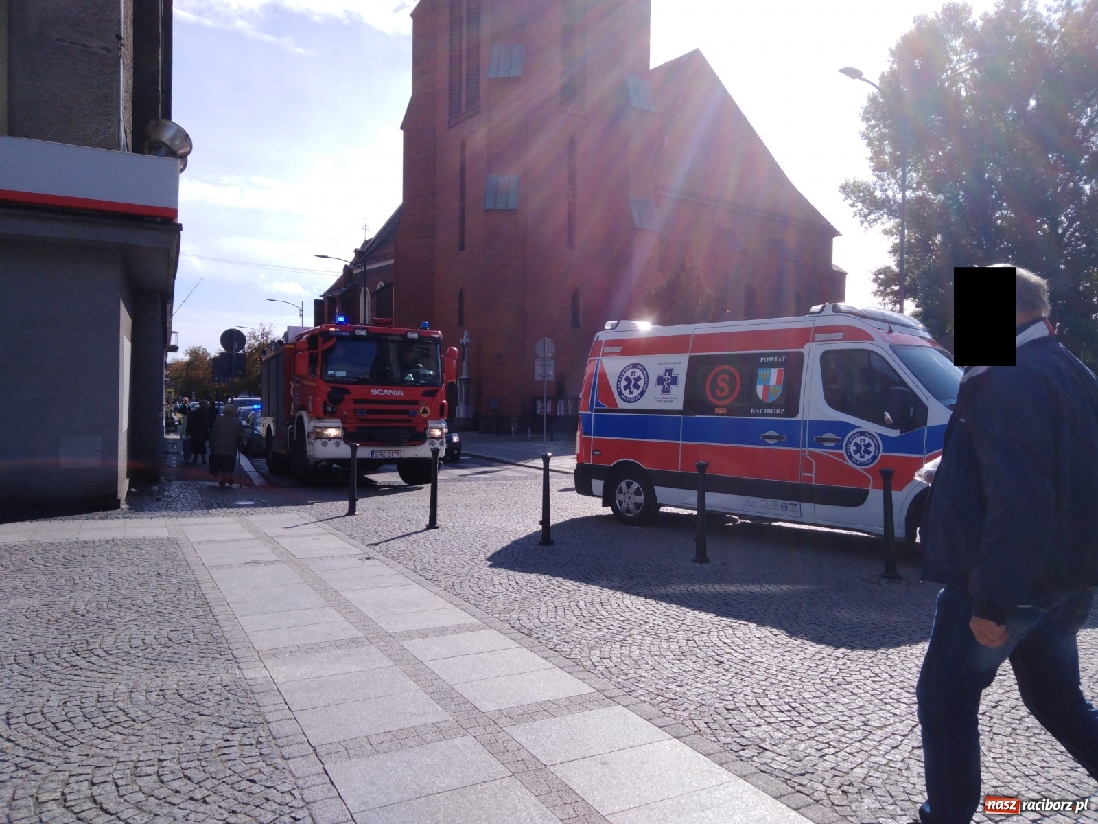 Zdjęcie w galerii na portalu naszraciborz.pl: Strażacy interweniowali w szkole przy Rynku. Uczeń rozpylił gaz pieprzowy wiadomości z regionu