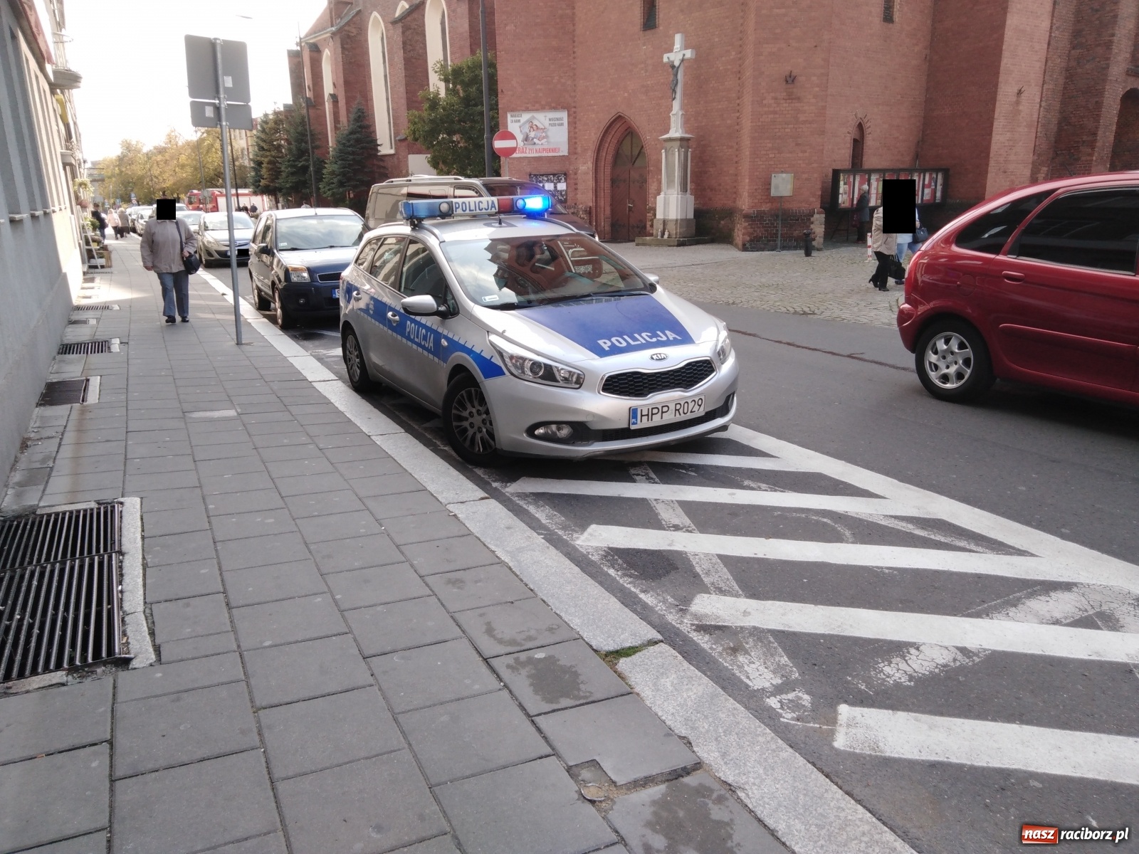 Zdjęcie w galerii na portalu naszraciborz.pl: Strażacy interweniowali w szkole przy Rynku. Uczeń rozpylił gaz pieprzowy wiadomości z regionu