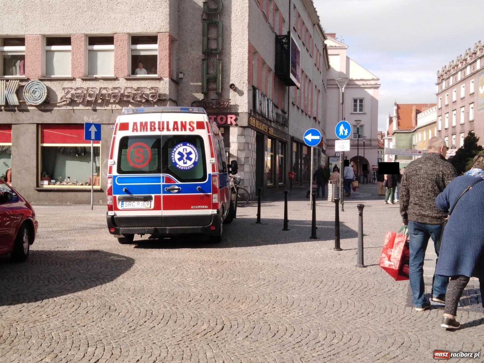 Zdjęcie w galerii na portalu naszraciborz.pl: Strażacy interweniowali w szkole przy Rynku. Uczeń rozpylił gaz pieprzowy wiadomości z regionu