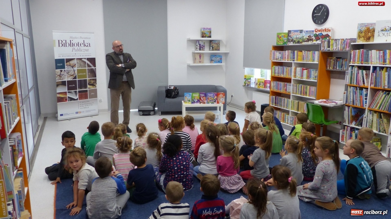 Zdjęcie w galerii na portalu naszraciborz.pl: Cukierku, Ty łobuzie! – Waldemar Cichoń gościł w raciborskiej bibliotece  wiadomości z regionu