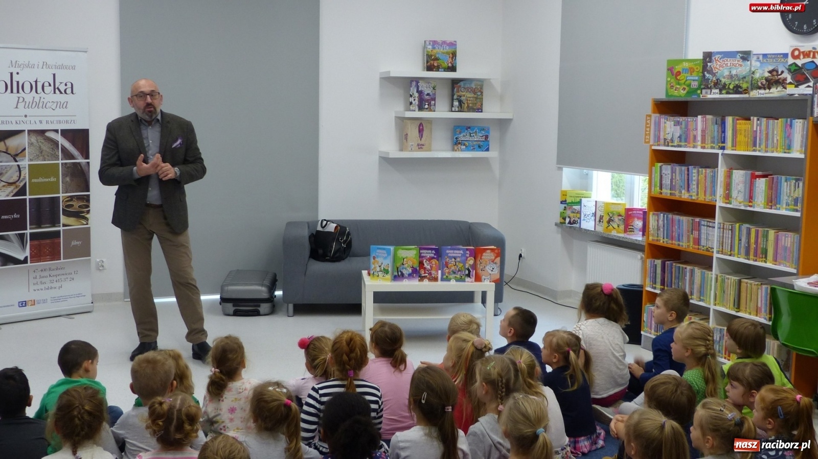 Zdjęcie w galerii na portalu naszraciborz.pl: Cukierku, Ty łobuzie! – Waldemar Cichoń gościł w raciborskiej bibliotece  wiadomości z regionu