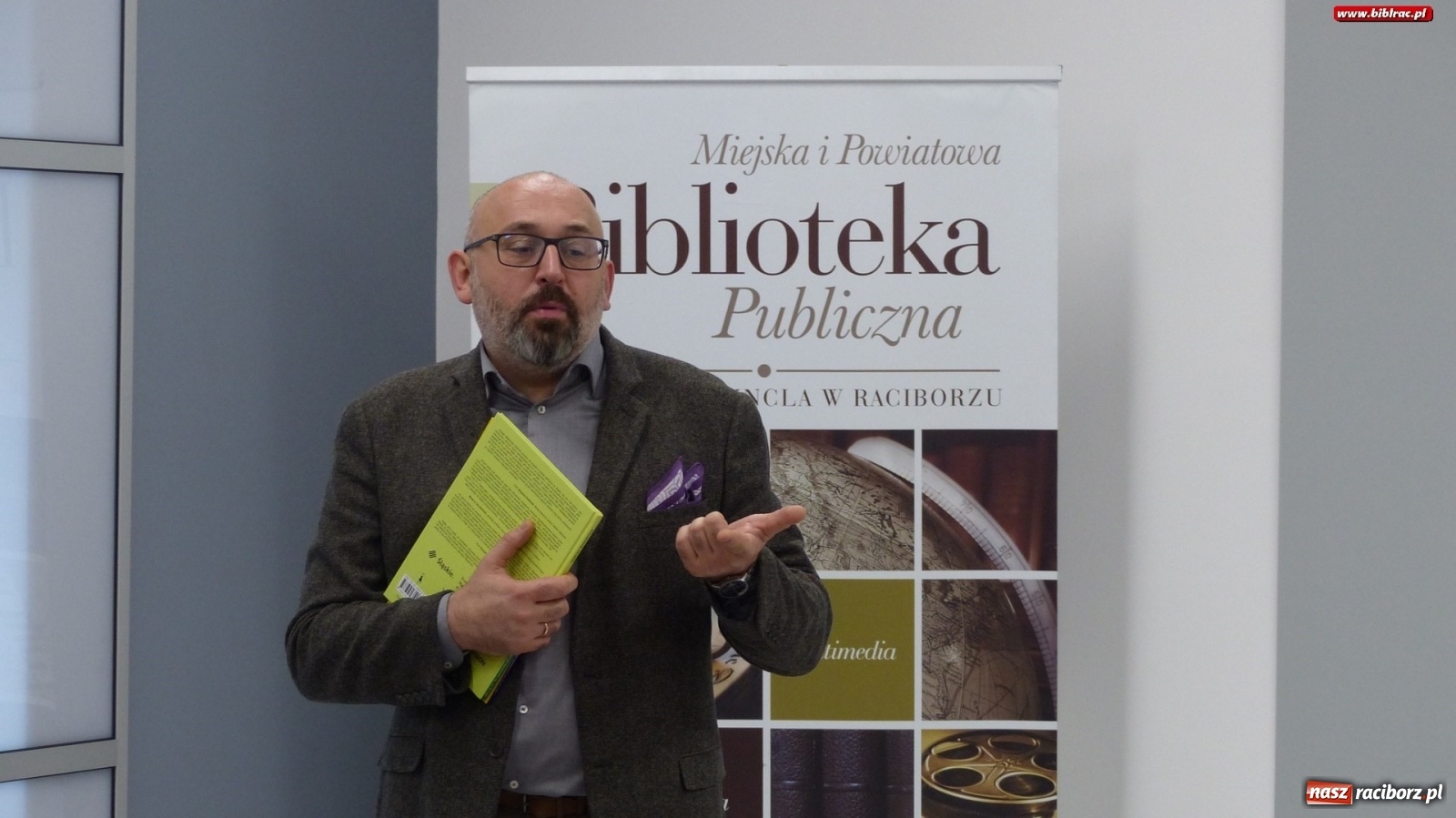 Zdjęcie w galerii na portalu naszraciborz.pl: Cukierku, Ty łobuzie! – Waldemar Cichoń gościł w raciborskiej bibliotece  wiadomości z regionu