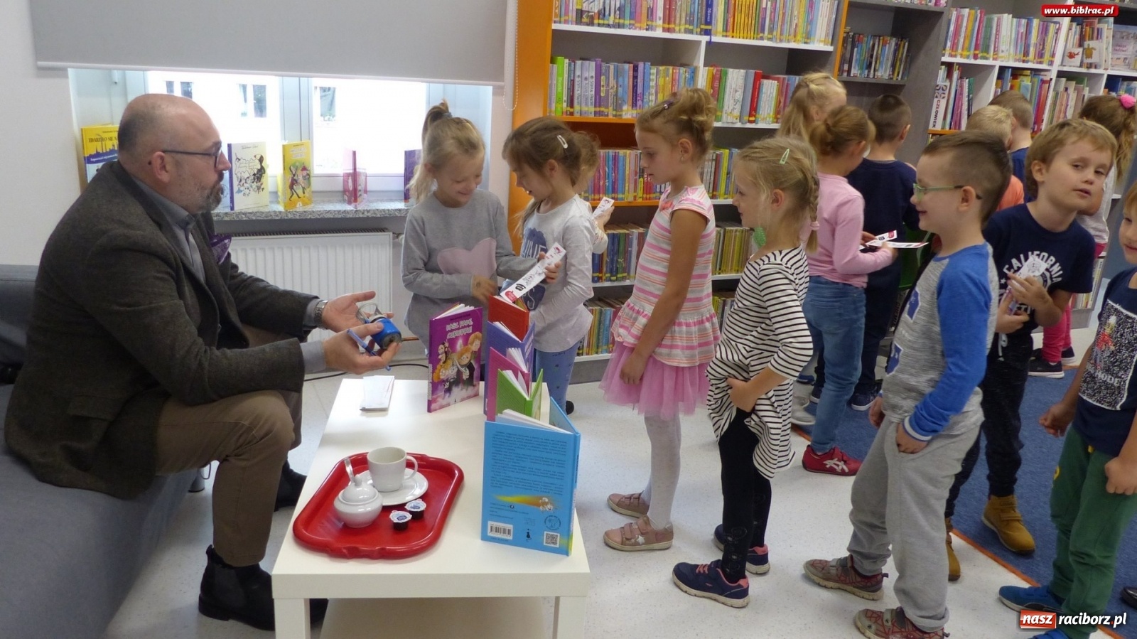 Zdjęcie w galerii na portalu naszraciborz.pl: Cukierku, Ty łobuzie! – Waldemar Cichoń gościł w raciborskiej bibliotece  wiadomości z regionu