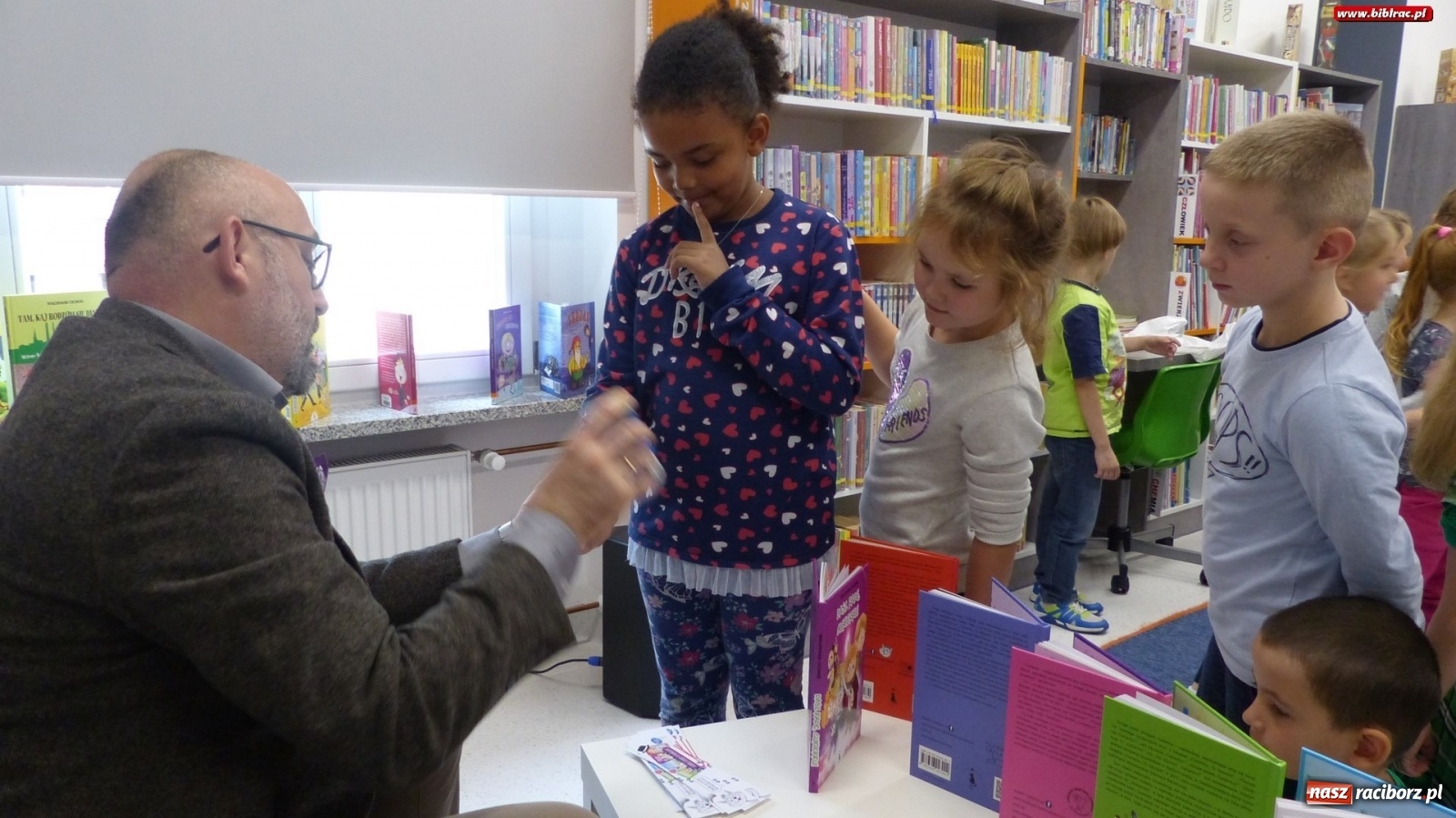 Zdjęcie w galerii na portalu naszraciborz.pl: Cukierku, Ty łobuzie! – Waldemar Cichoń gościł w raciborskiej bibliotece  wiadomości z regionu