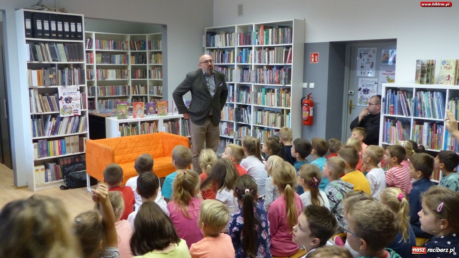 Zdjęcie w galerii na portalu naszraciborz.pl: Cukierku, Ty łobuzie! – Waldemar Cichoń gościł w raciborskiej bibliotece  wiadomości z regionu