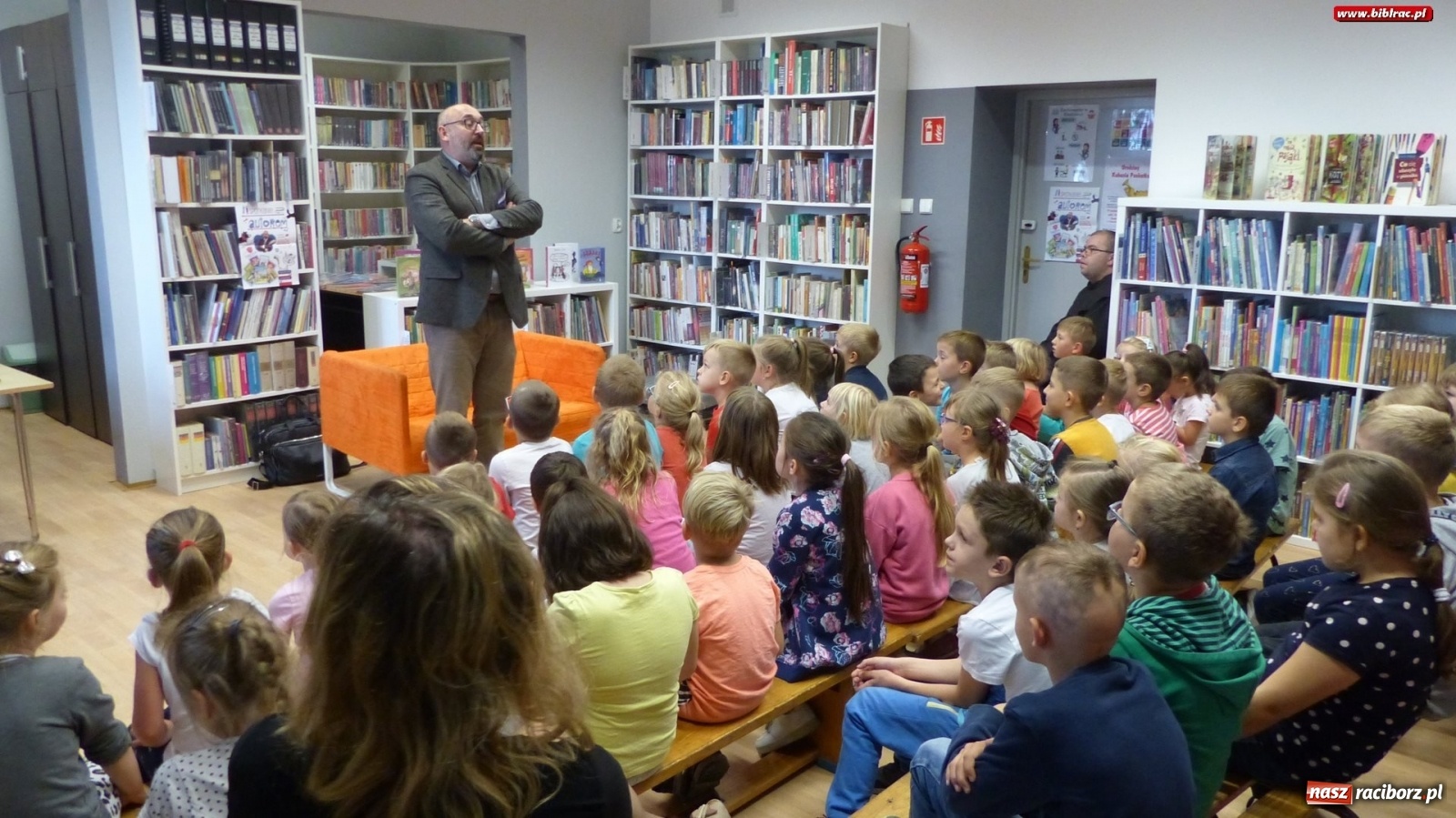 Zdjęcie w galerii na portalu naszraciborz.pl: Cukierku, Ty łobuzie! – Waldemar Cichoń gościł w raciborskiej bibliotece  wiadomości z regionu