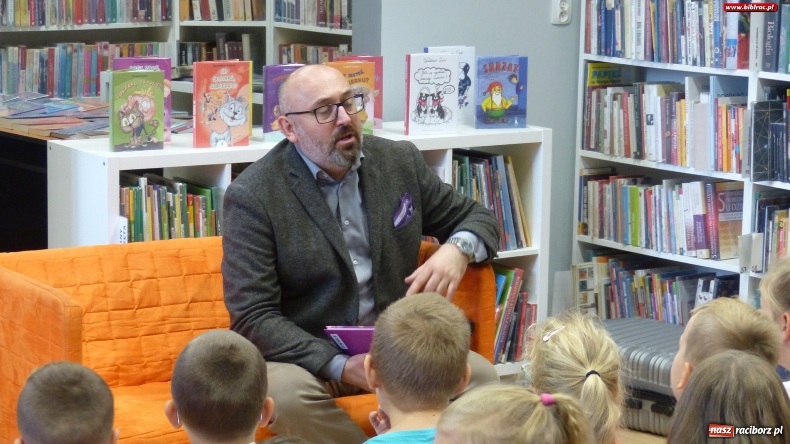 Zdjęcie w galerii na portalu naszraciborz.pl: Cukierku, Ty łobuzie! – Waldemar Cichoń gościł w raciborskiej bibliotece  wiadomości z regionu