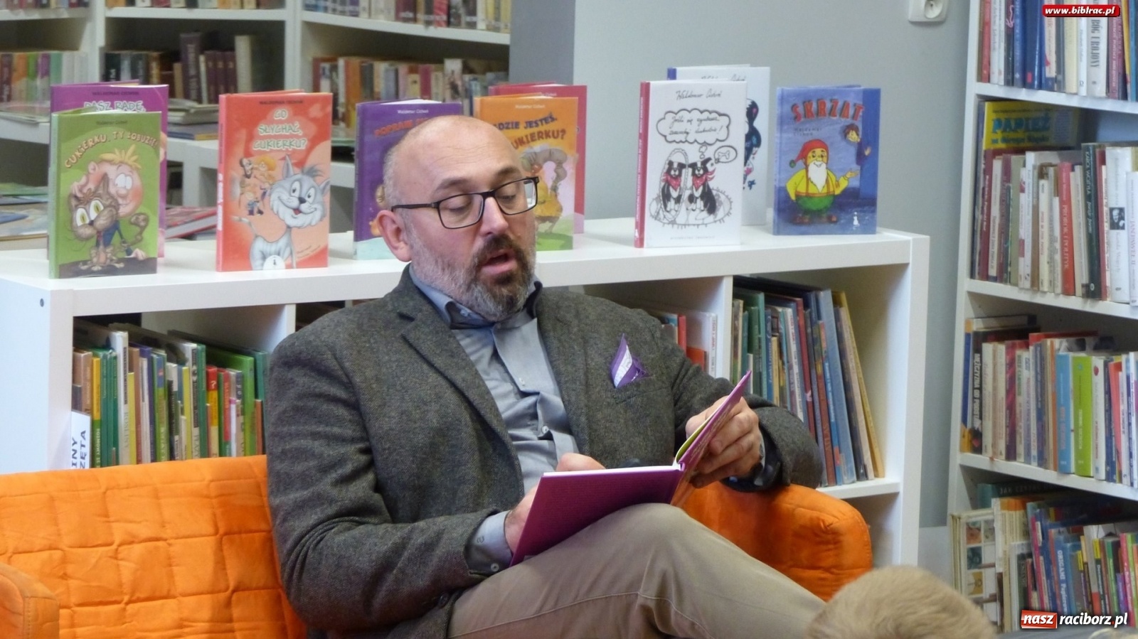 Zdjęcie w galerii na portalu naszraciborz.pl: Cukierku, Ty łobuzie! – Waldemar Cichoń gościł w raciborskiej bibliotece  wiadomości z regionu
