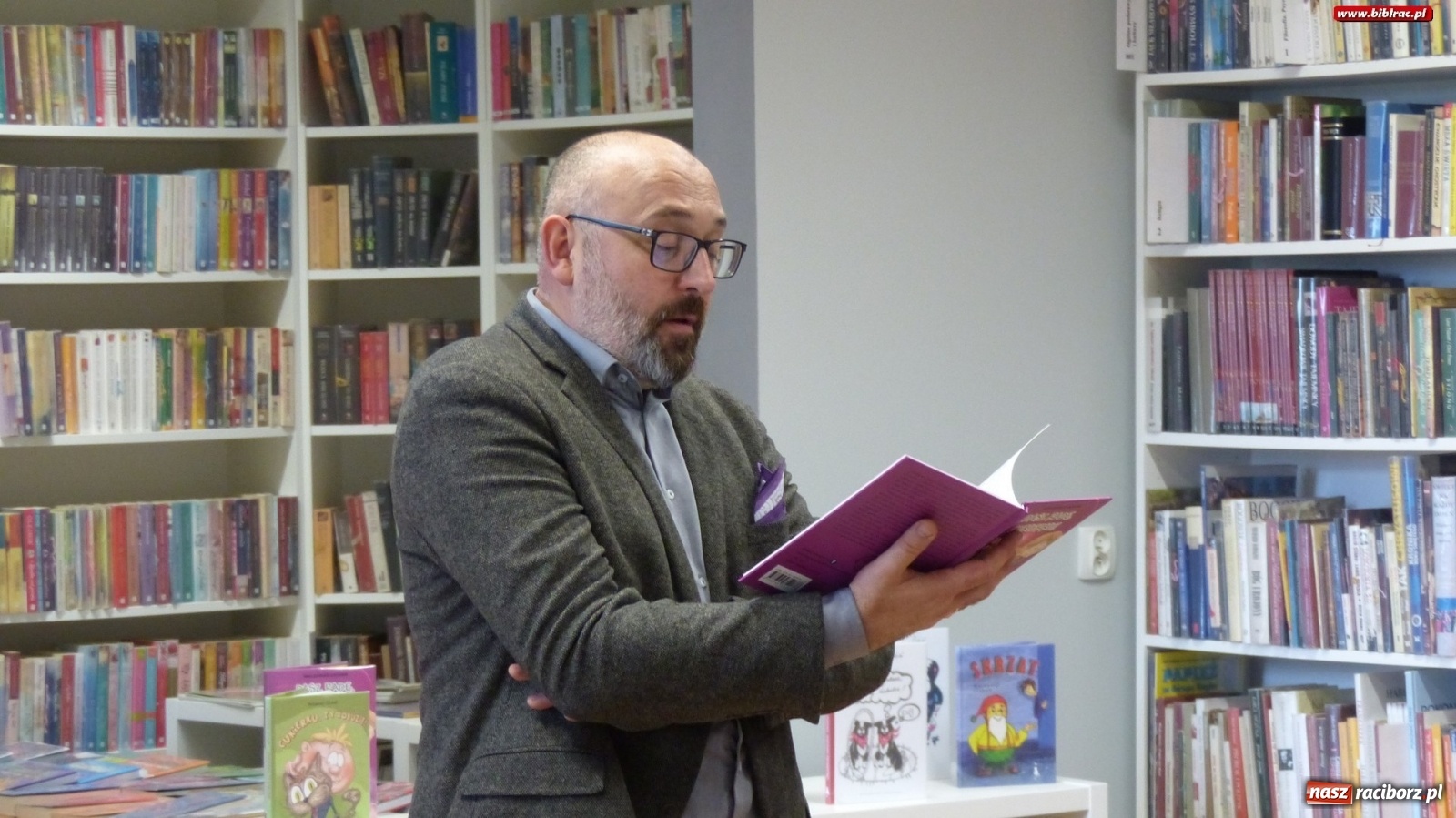 Zdjęcie w galerii na portalu naszraciborz.pl: Cukierku, Ty łobuzie! – Waldemar Cichoń gościł w raciborskiej bibliotece  wiadomości z regionu