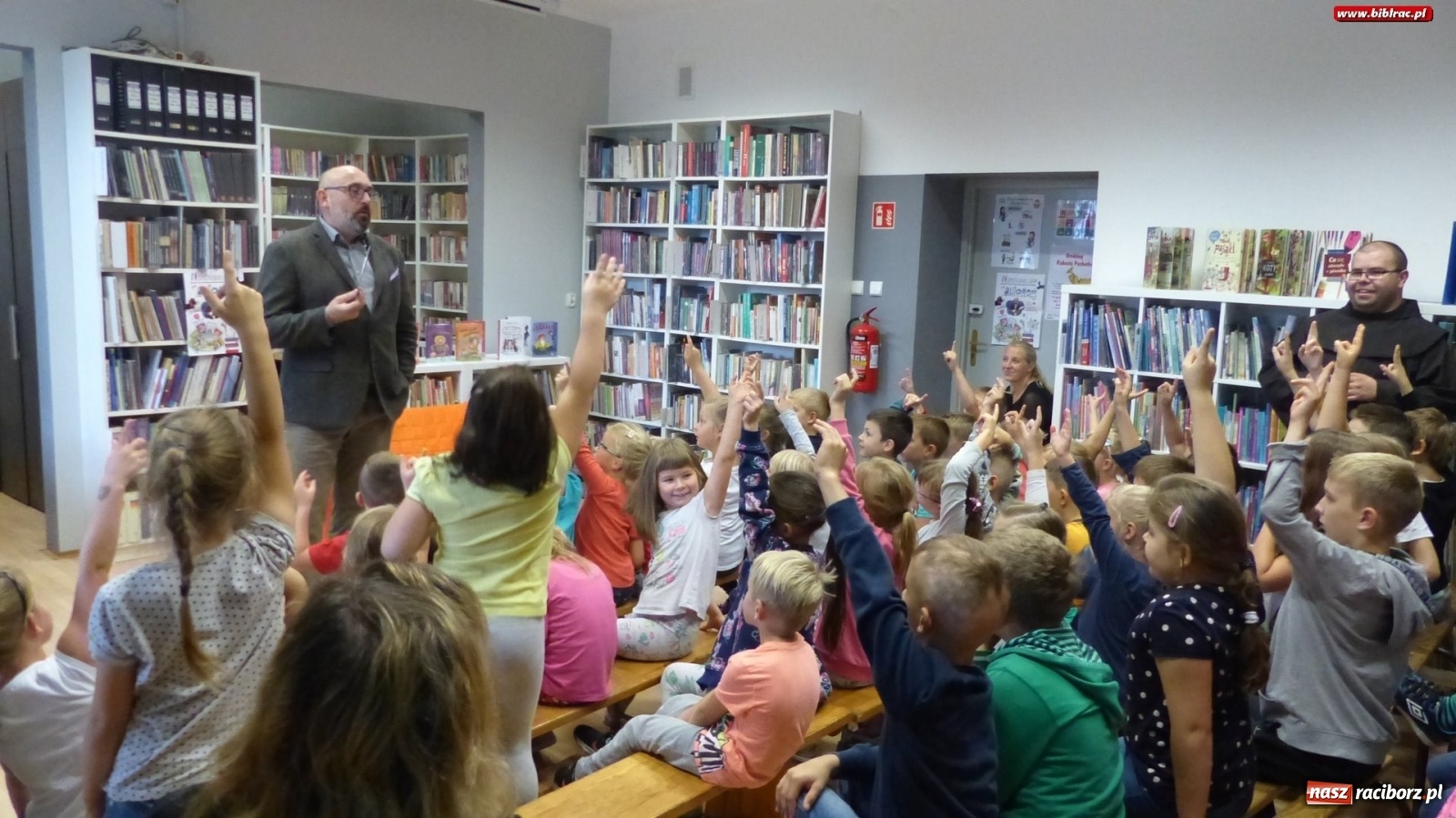 Zdjęcie w galerii na portalu naszraciborz.pl: Cukierku, Ty łobuzie! – Waldemar Cichoń gościł w raciborskiej bibliotece  wiadomości z regionu
