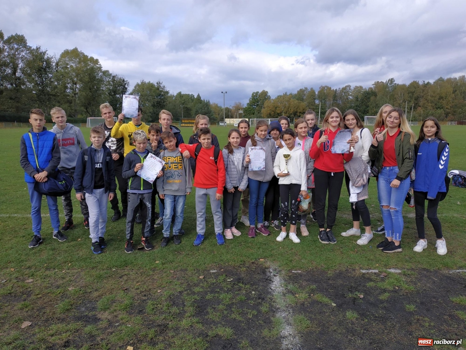 Zdjęcie w galerii na portalu naszraciborz.pl: Uczniowie z gminy Kuźnia Raciborska zmagali się na przełajach  wiadomości z regionu