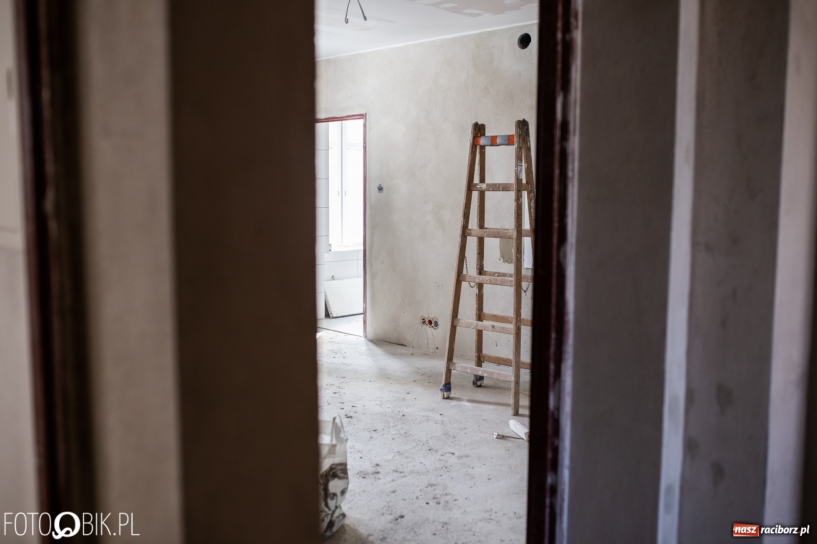 Zdjęcie w galerii na portalu naszraciborz.pl: Mieszkania wspomagane w miejsce komendy. Roboty na finiszu [FOTO i WIDEO] wiadomości z regionu