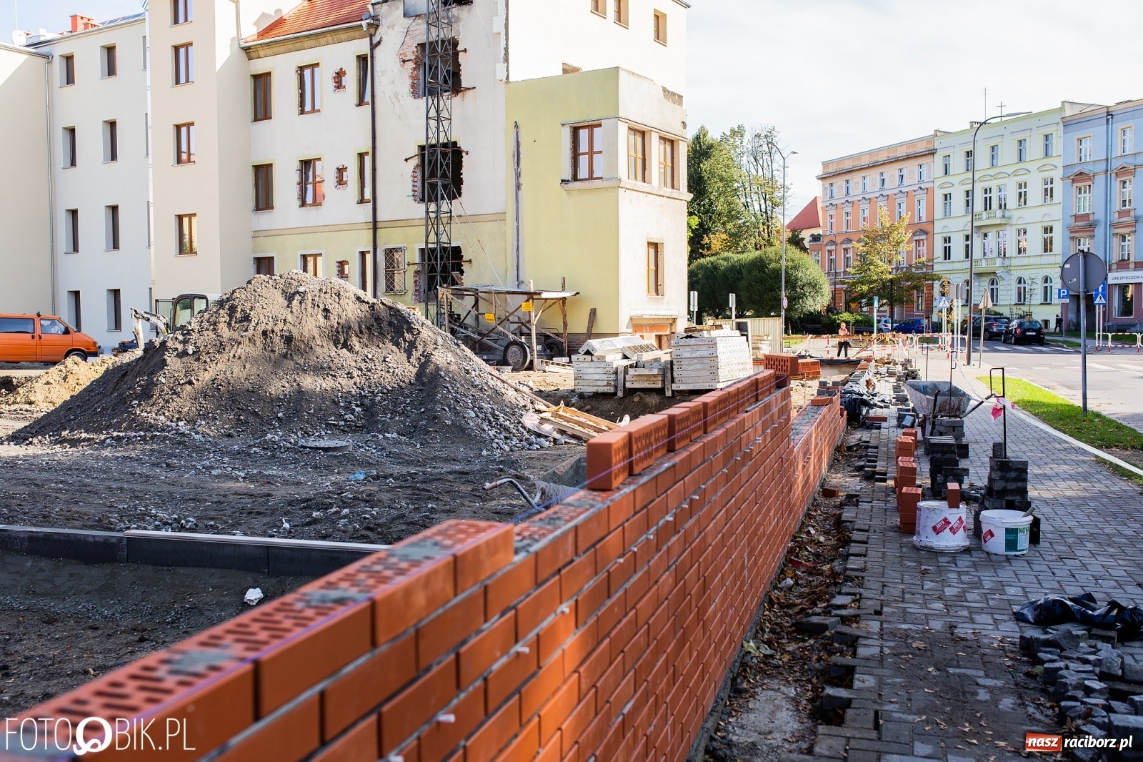 Zdjęcie w galerii na portalu naszraciborz.pl: Mieszkania wspomagane w miejsce komendy. Roboty na finiszu [FOTO i WIDEO] wiadomości z regionu