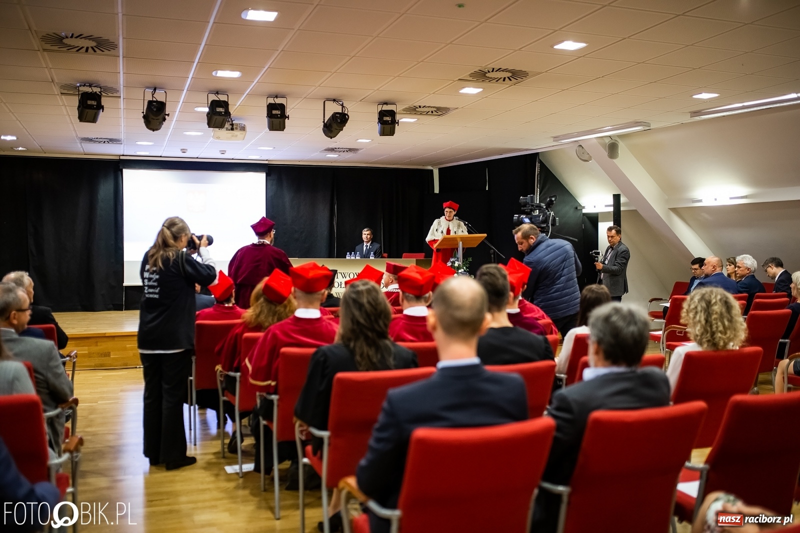 Zdjęcie w galerii na portalu naszraciborz.pl: Gaudeamus igitur zabrzmiało na zamku. PWSZ rozpoczęła nowy rok akademicki wiadomości z regionu