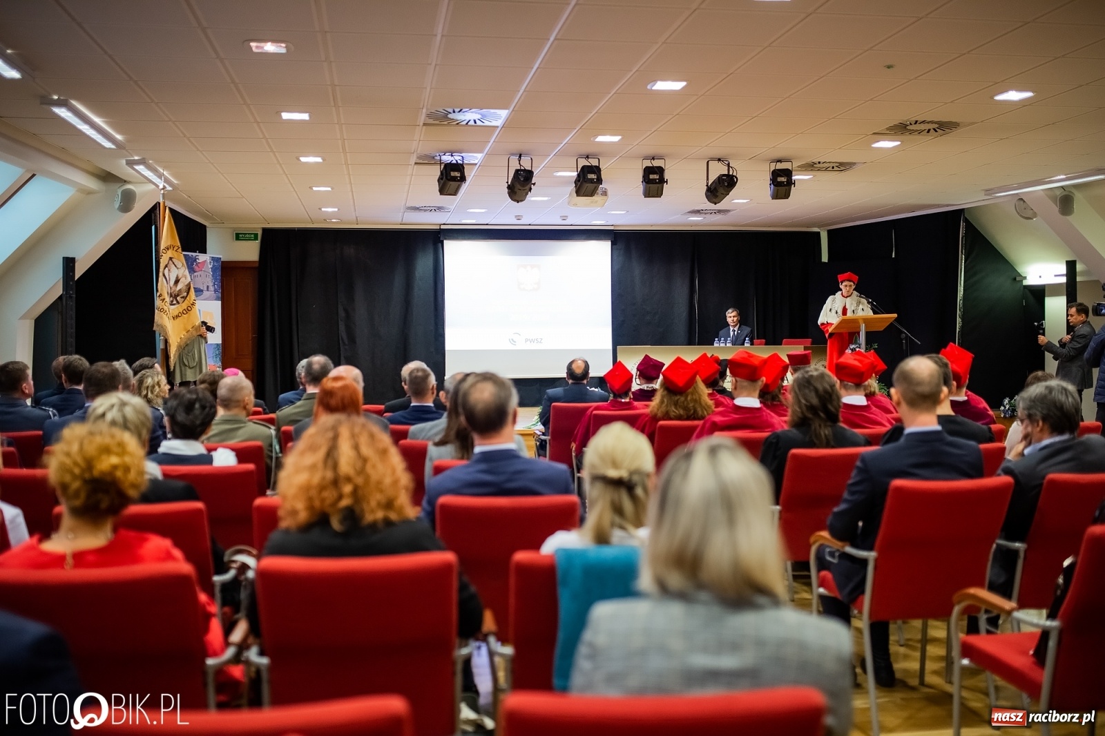 Zdjęcie w galerii na portalu naszraciborz.pl: Gaudeamus igitur zabrzmiało na zamku. PWSZ rozpoczęła nowy rok akademicki wiadomości z regionu