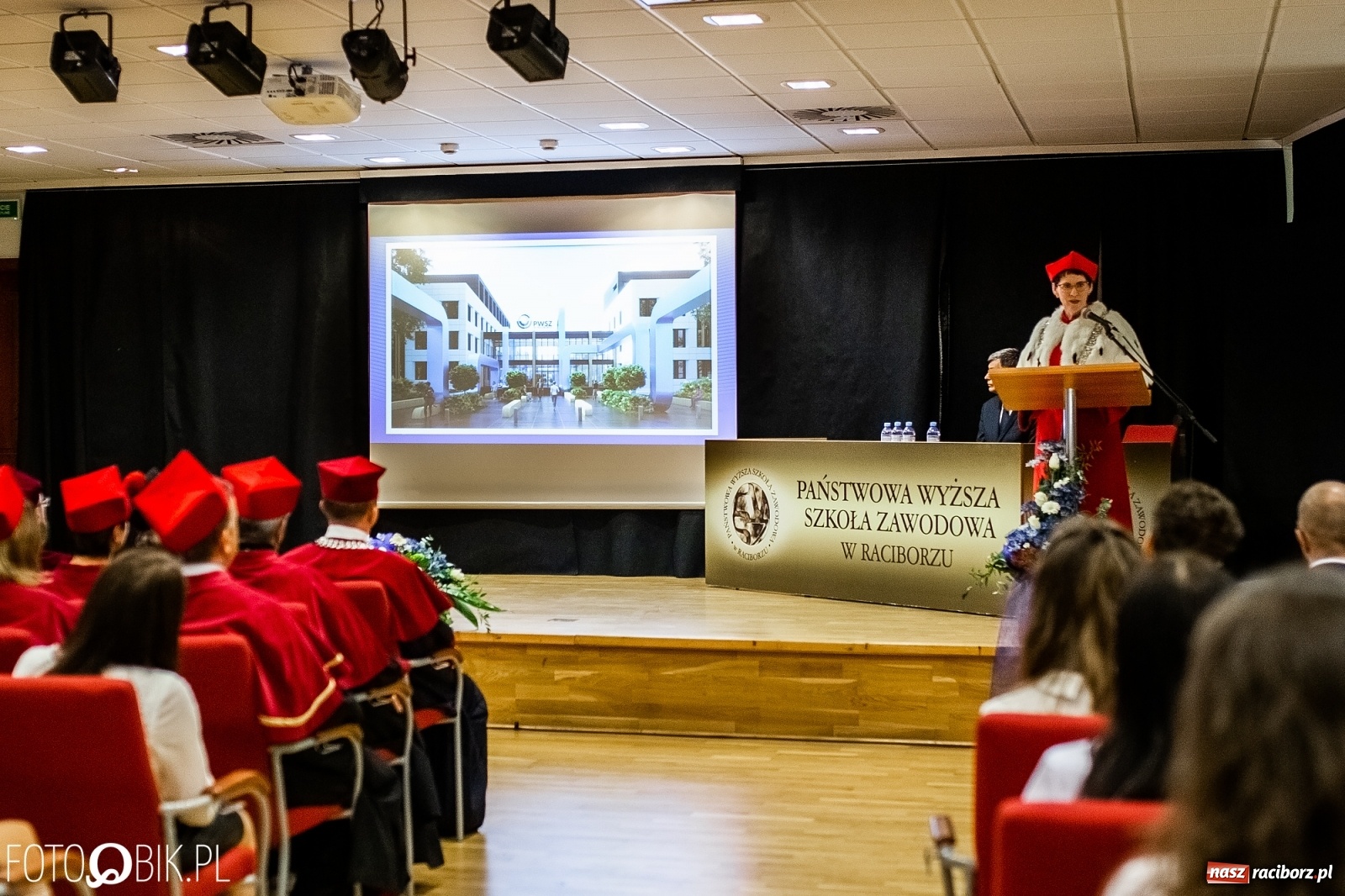 Zdjęcie w galerii na portalu naszraciborz.pl: Gaudeamus igitur zabrzmiało na zamku. PWSZ rozpoczęła nowy rok akademicki wiadomości z regionu