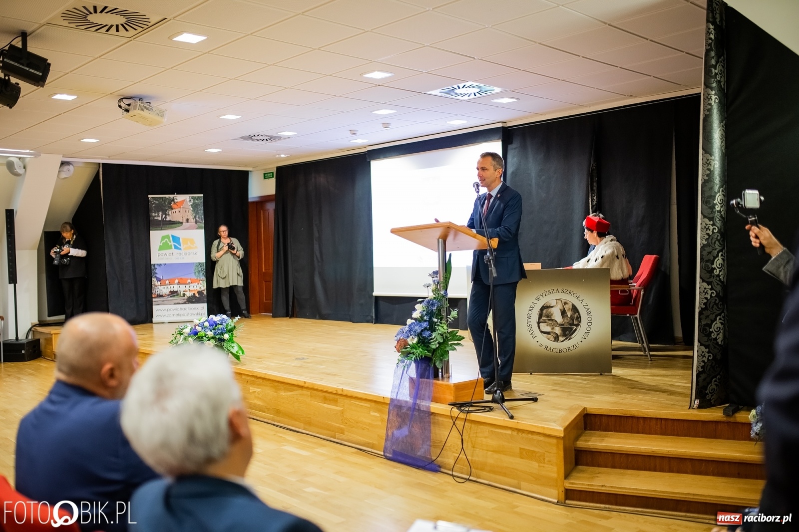 Zdjęcie w galerii na portalu naszraciborz.pl: Gaudeamus igitur zabrzmiało na zamku. PWSZ rozpoczęła nowy rok akademicki wiadomości z regionu