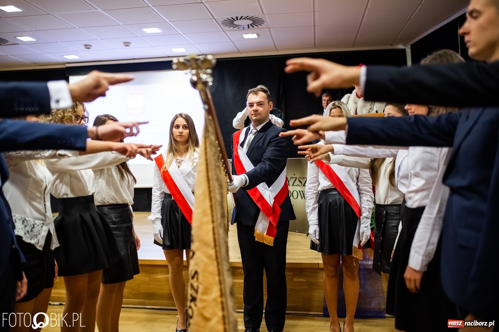 Zdjęcie w galerii na portalu naszraciborz.pl: Gaudeamus igitur zabrzmiało na zamku. PWSZ rozpoczęła nowy rok akademicki wiadomości z regionu