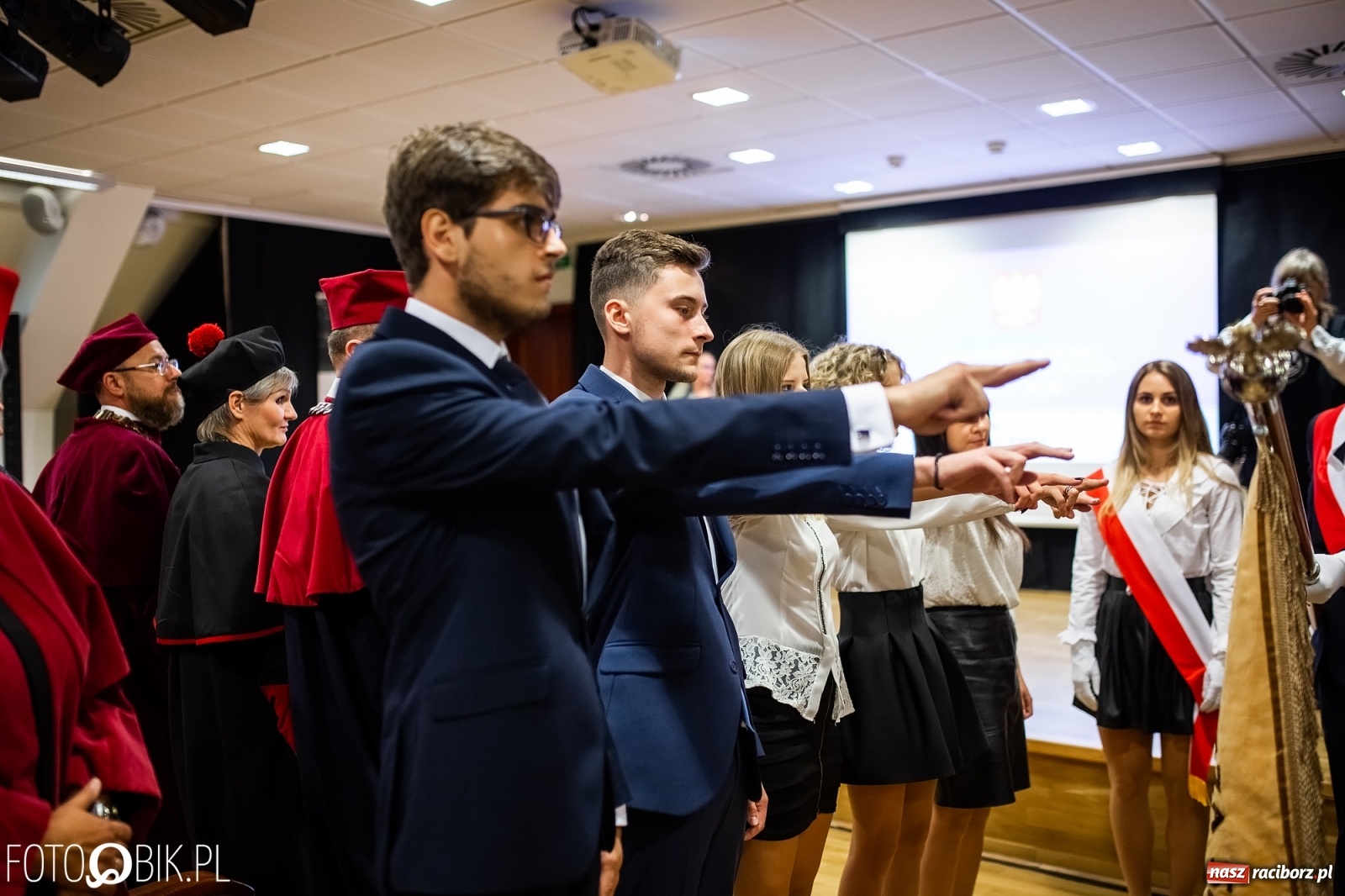 Zdjęcie w galerii na portalu naszraciborz.pl: Gaudeamus igitur zabrzmiało na zamku. PWSZ rozpoczęła nowy rok akademicki wiadomości z regionu