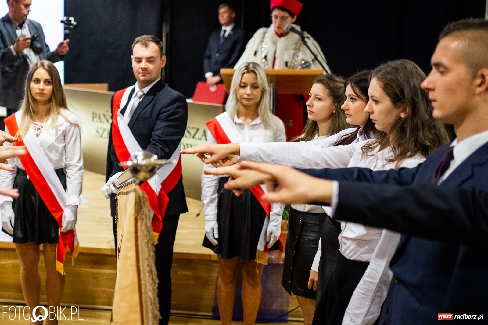 Zdjęcie w galerii na portalu naszraciborz.pl: Gaudeamus igitur zabrzmiało na zamku. PWSZ rozpoczęła nowy rok akademicki wiadomości z regionu
