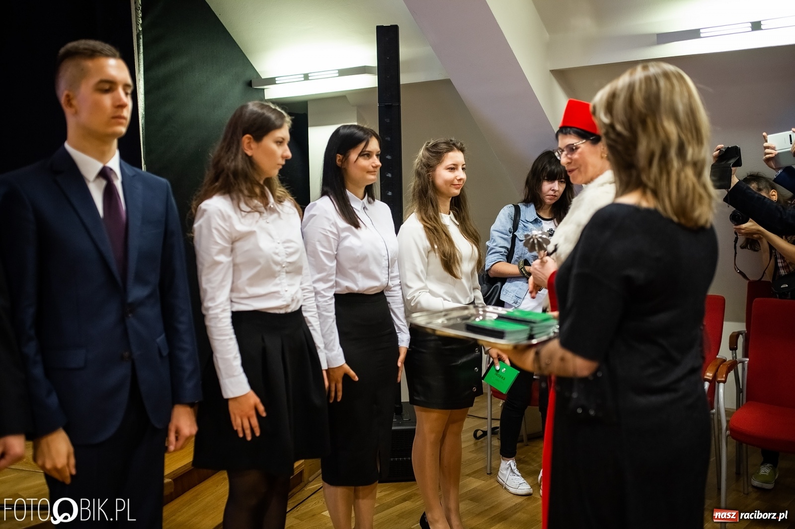 Zdjęcie w galerii na portalu naszraciborz.pl: Gaudeamus igitur zabrzmiało na zamku. PWSZ rozpoczęła nowy rok akademicki wiadomości z regionu