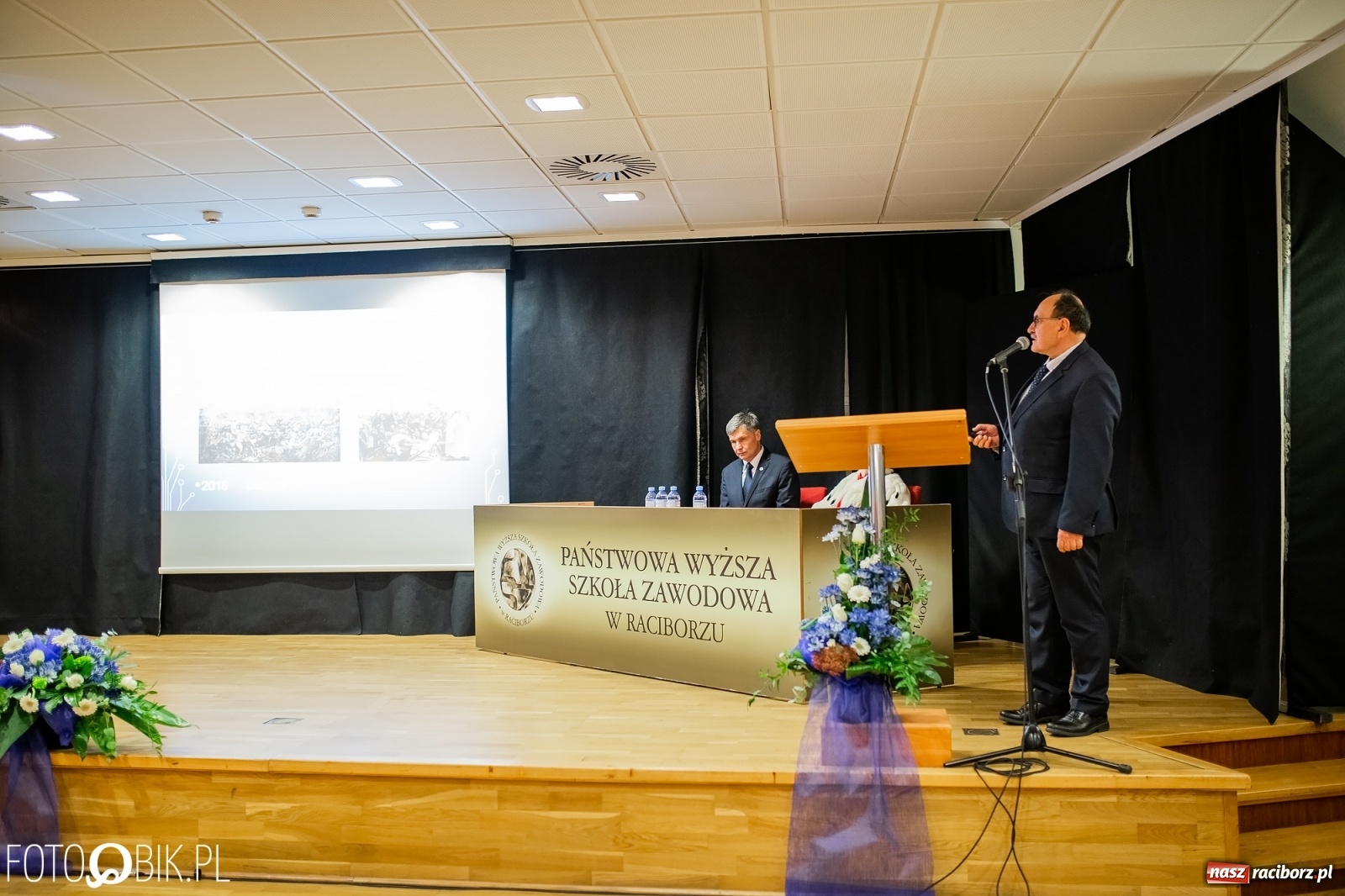 Zdjęcie w galerii na portalu naszraciborz.pl: Gaudeamus igitur zabrzmiało na zamku. PWSZ rozpoczęła nowy rok akademicki wiadomości z regionu