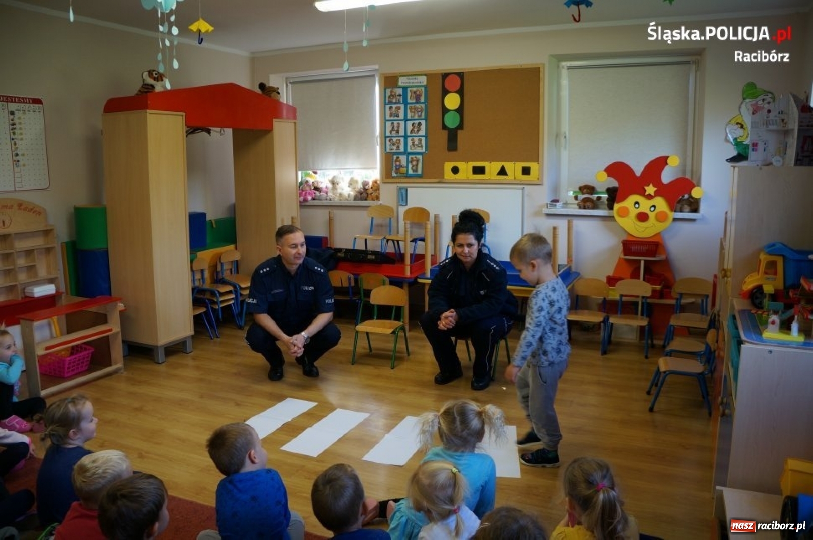 Zdjęcie w galerii na portalu naszraciborz.pl: Mundurowi z wizytą w przedszkolu w Rudniku wiadomości z regionu