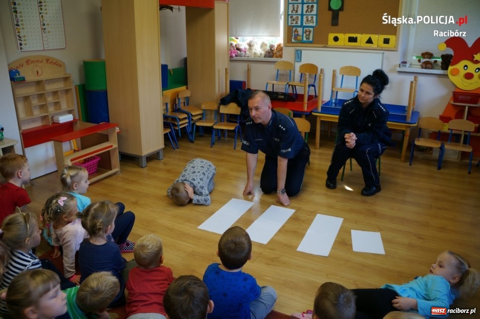 Zdjęcie w galerii na portalu naszraciborz.pl: Mundurowi z wizytą w przedszkolu w Rudniku wiadomości z regionu