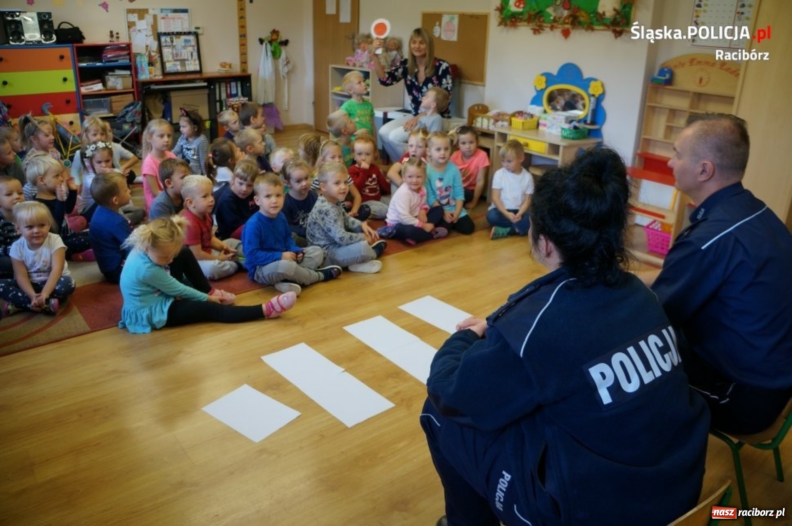 Zdjęcie w galerii na portalu naszraciborz.pl: Mundurowi z wizytą w przedszkolu w Rudniku wiadomości z regionu