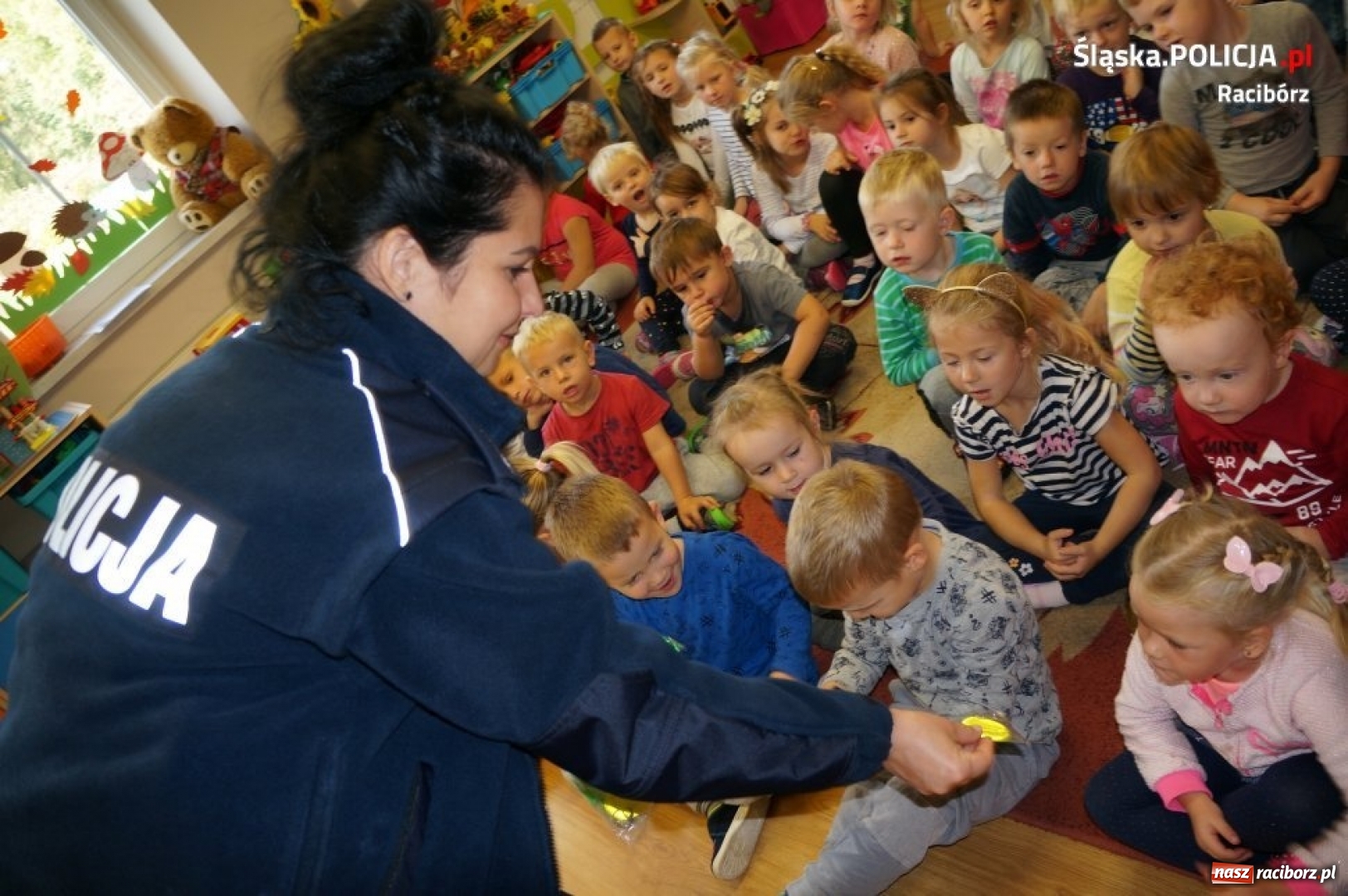 Zdjęcie w galerii na portalu naszraciborz.pl: Mundurowi z wizytą w przedszkolu w Rudniku wiadomości z regionu