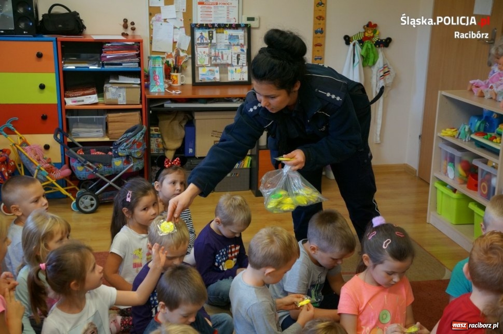 Zdjęcie w galerii na portalu naszraciborz.pl: Mundurowi z wizytą w przedszkolu w Rudniku wiadomości z regionu
