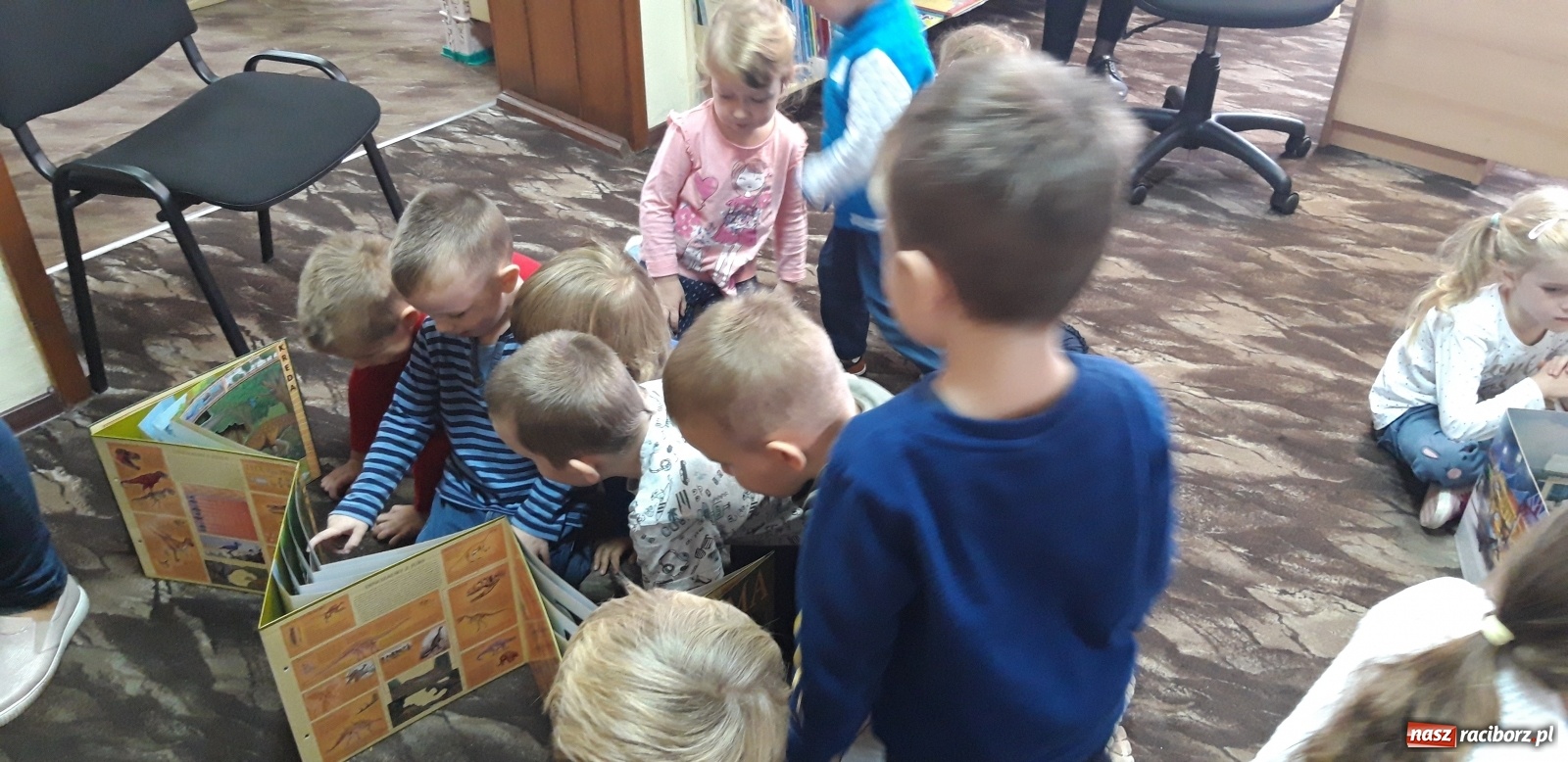 Zdjęcie w galerii na portalu naszraciborz.pl: Ogólnopolski Dzień Głośnego Czytania w rudzkiej bibliotece wiadomości z regionu