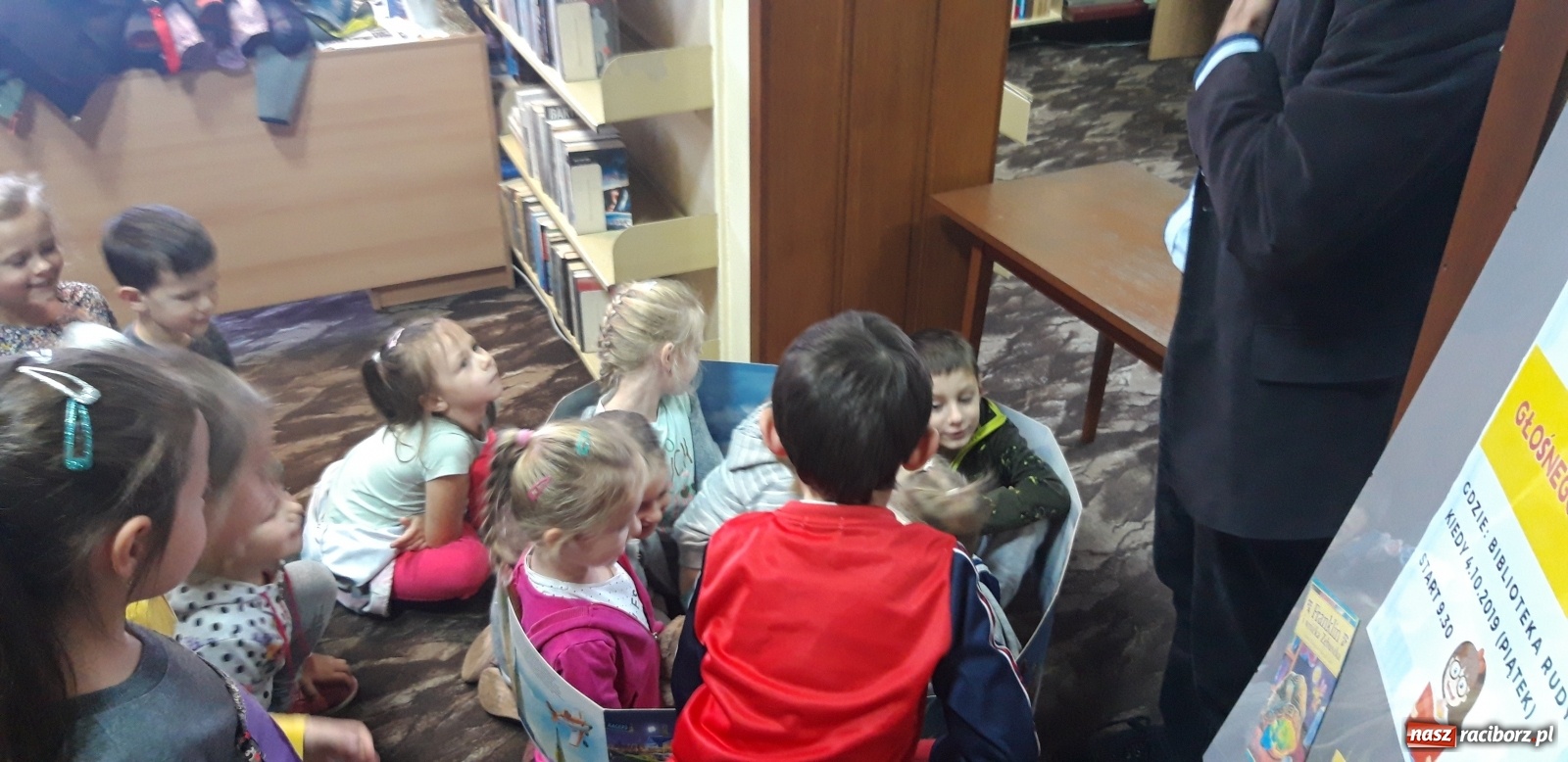 Zdjęcie w galerii na portalu naszraciborz.pl: Ogólnopolski Dzień Głośnego Czytania w rudzkiej bibliotece wiadomości z regionu