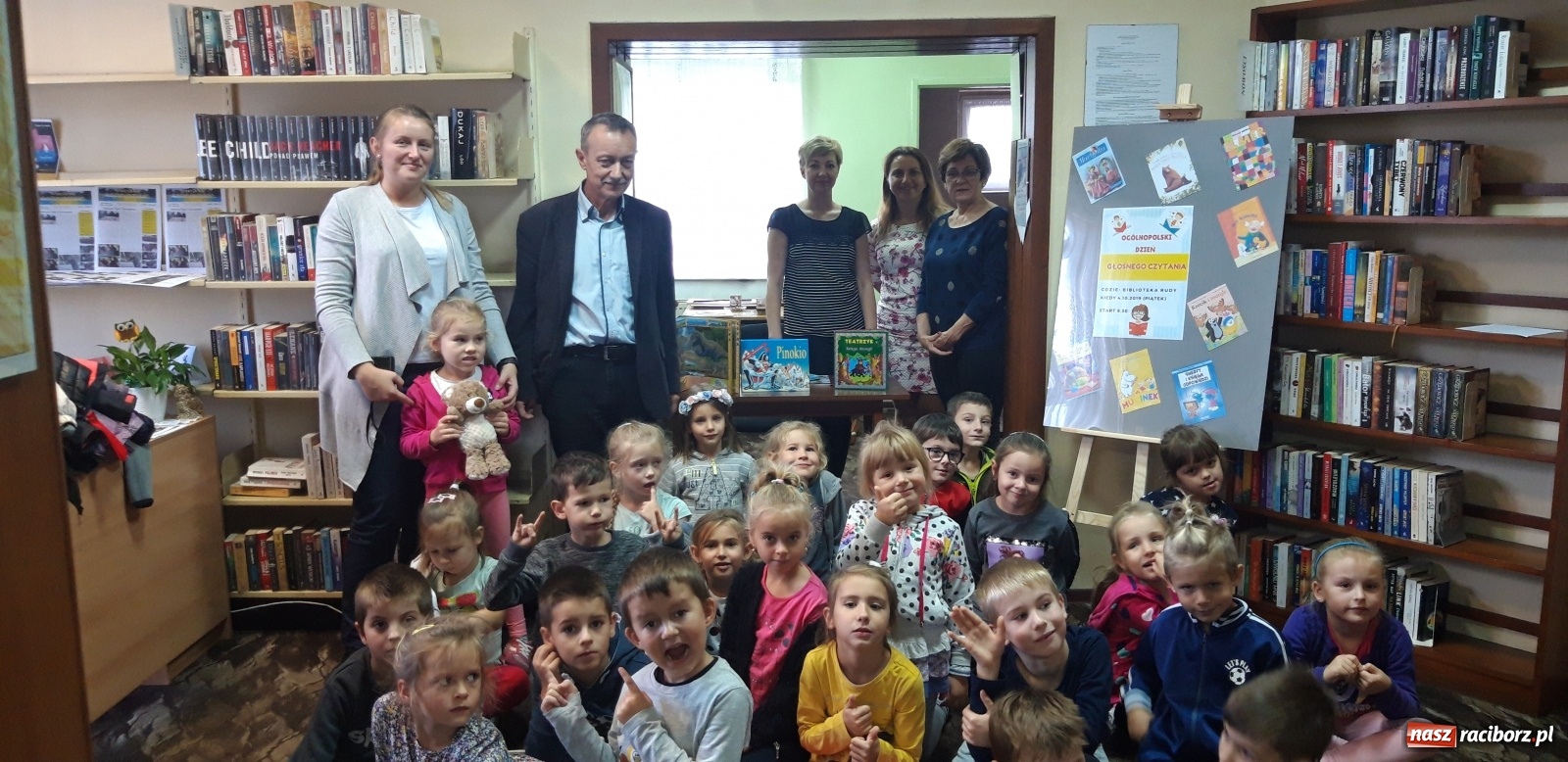 Zdjęcie w galerii na portalu naszraciborz.pl: Ogólnopolski Dzień Głośnego Czytania w rudzkiej bibliotece wiadomości z regionu