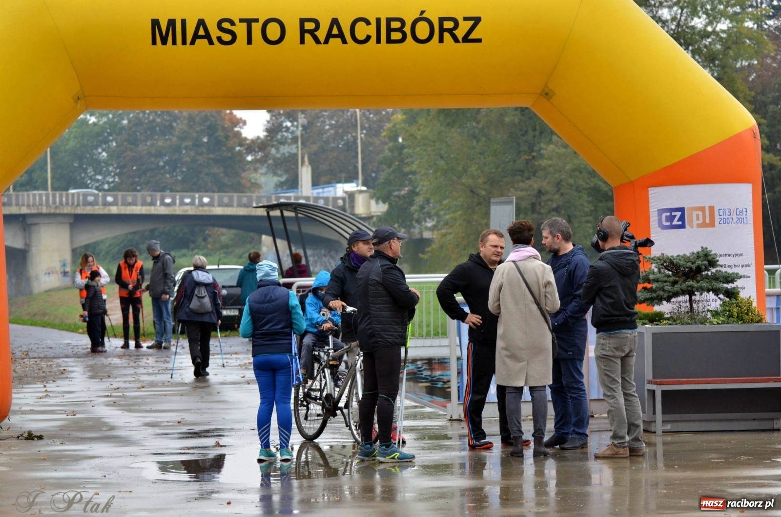Zdjęcie w galerii na portalu naszraciborz.pl: Po zdrowie marsz! Tym razem w deszczu [FOTO] wiadomości z regionu