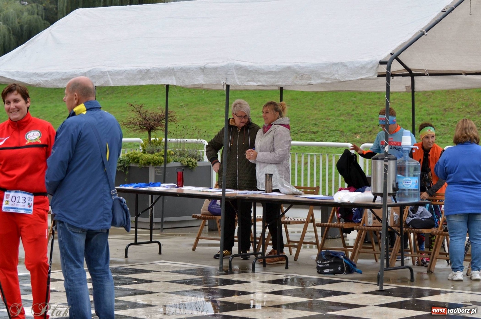 Zdjęcie w galerii na portalu naszraciborz.pl: Po zdrowie marsz! Tym razem w deszczu [FOTO] wiadomości z regionu