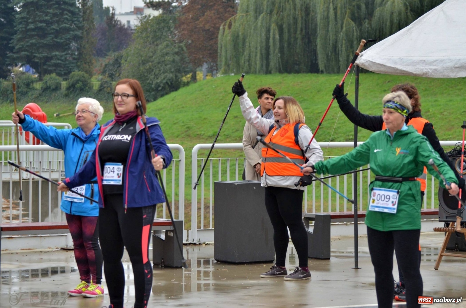 Zdjęcie w galerii na portalu naszraciborz.pl: Po zdrowie marsz! Tym razem w deszczu [FOTO] wiadomości z regionu