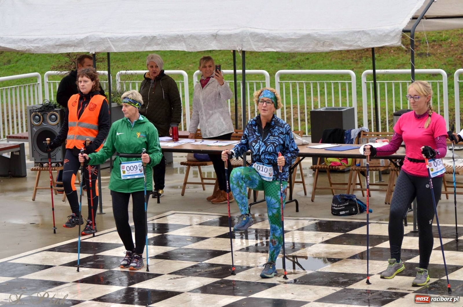 Zdjęcie w galerii na portalu naszraciborz.pl: Po zdrowie marsz! Tym razem w deszczu [FOTO] wiadomości z regionu