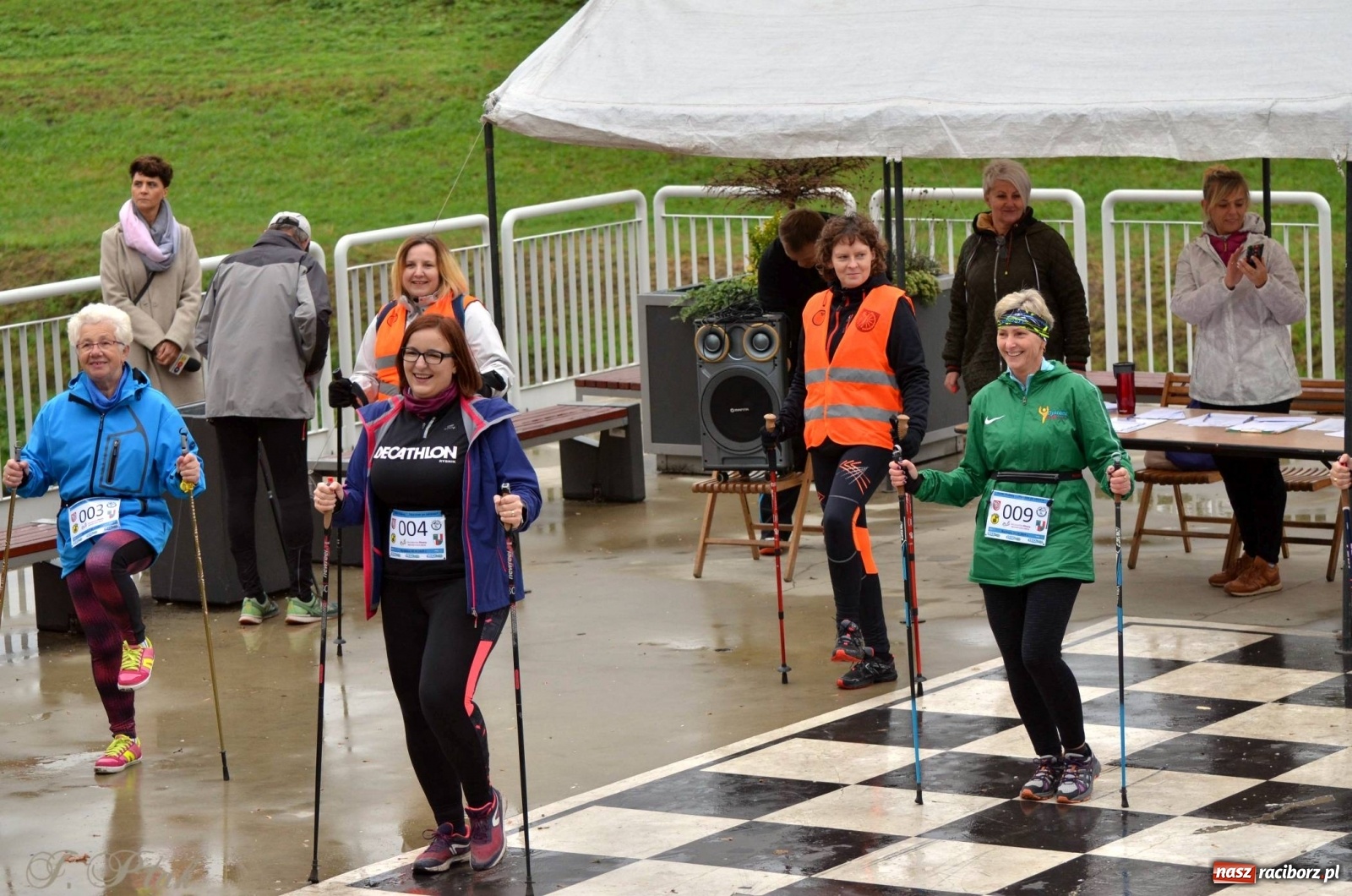 Zdjęcie w galerii na portalu naszraciborz.pl: Po zdrowie marsz! Tym razem w deszczu [FOTO] wiadomości z regionu