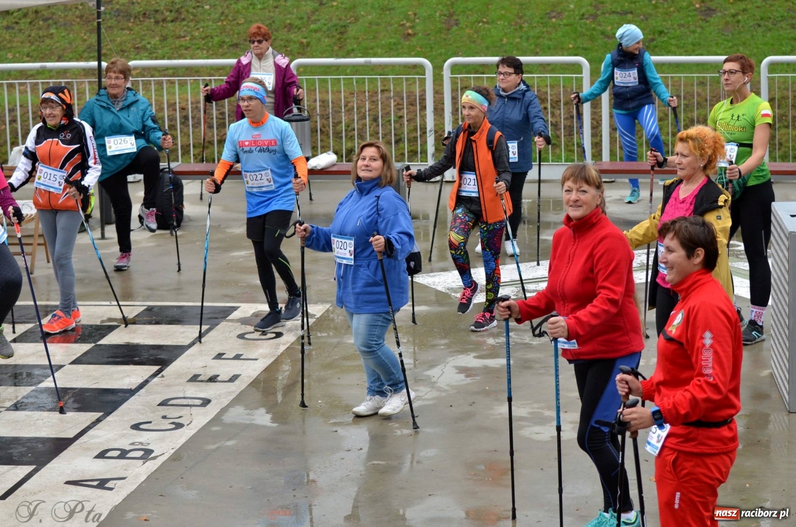 Zdjęcie w galerii na portalu naszraciborz.pl: Po zdrowie marsz! Tym razem w deszczu [FOTO] wiadomości z regionu