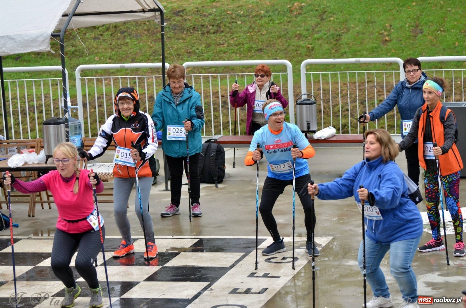 Zdjęcie w galerii na portalu naszraciborz.pl: Po zdrowie marsz! Tym razem w deszczu [FOTO] wiadomości z regionu
