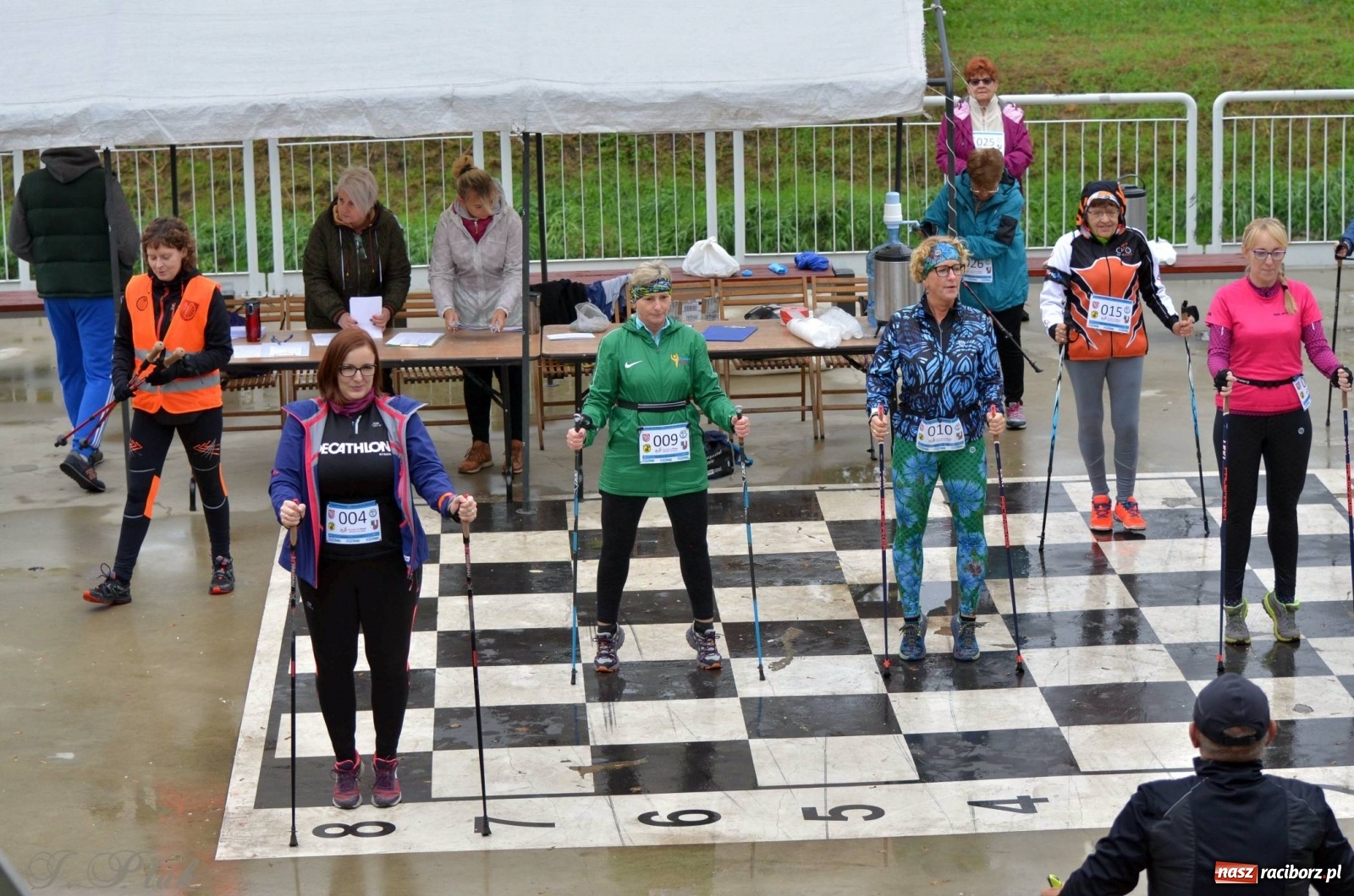 Zdjęcie w galerii na portalu naszraciborz.pl: Po zdrowie marsz! Tym razem w deszczu [FOTO] wiadomości z regionu