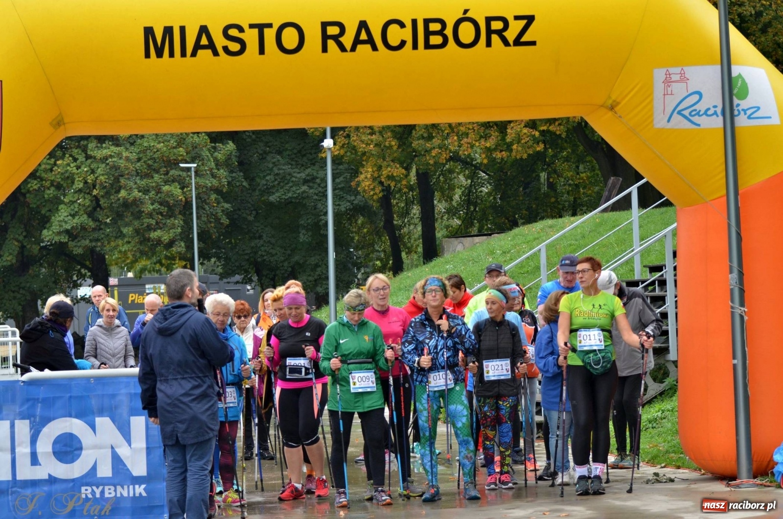 Zdjęcie w galerii na portalu naszraciborz.pl: Po zdrowie marsz! Tym razem w deszczu [FOTO] wiadomości z regionu