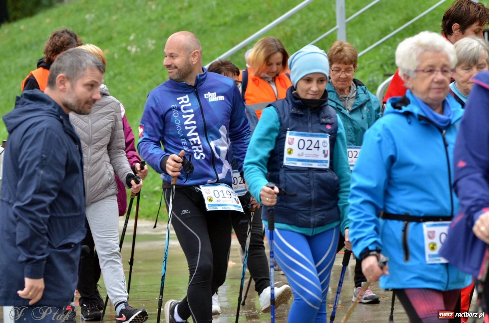 Zdjęcie w galerii na portalu naszraciborz.pl: Po zdrowie marsz! Tym razem w deszczu [FOTO] wiadomości z regionu