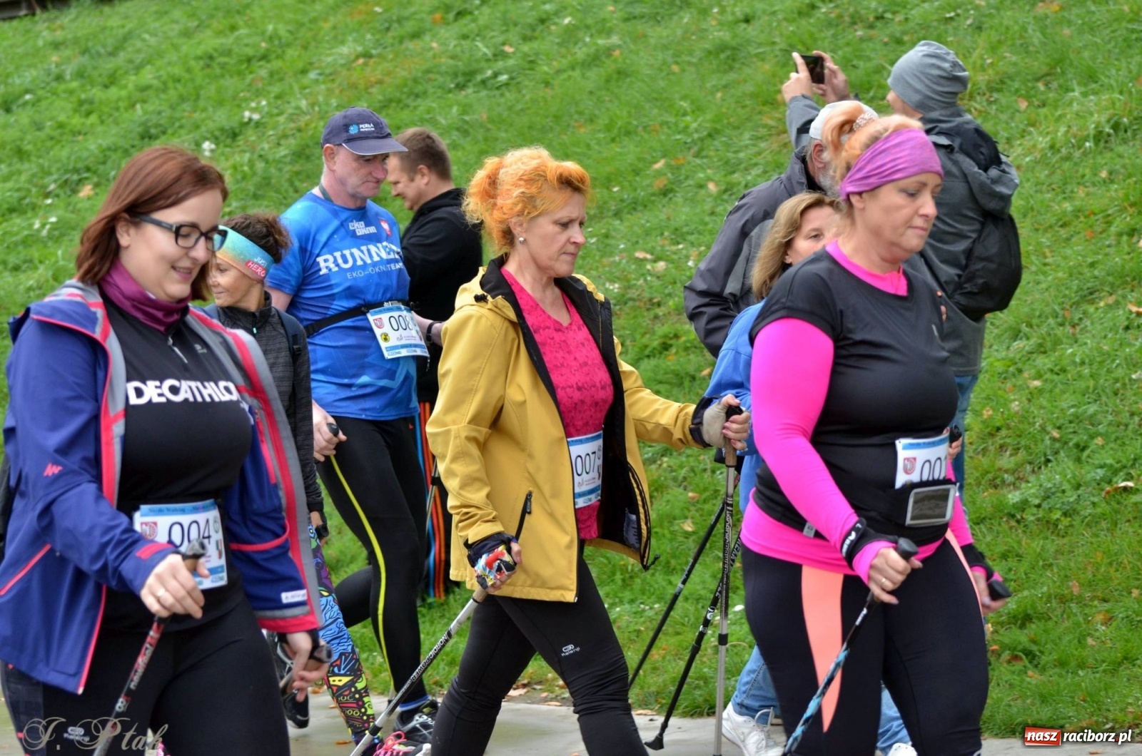 Zdjęcie w galerii na portalu naszraciborz.pl: Po zdrowie marsz! Tym razem w deszczu [FOTO] wiadomości z regionu