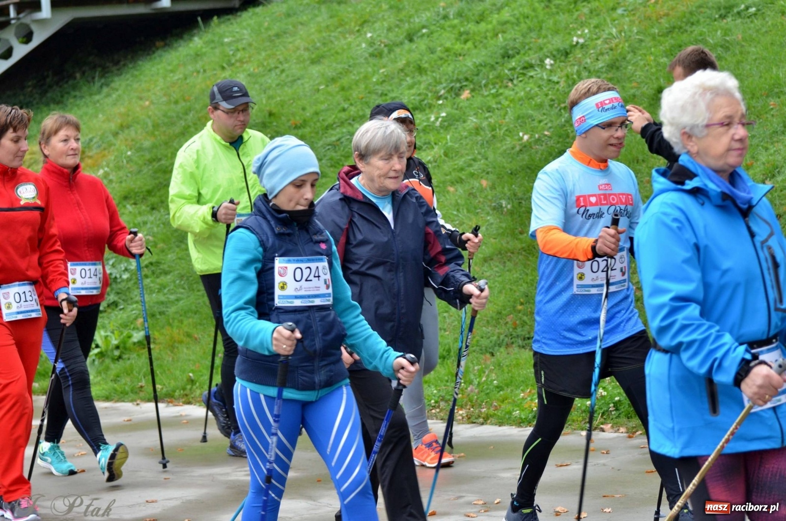 Zdjęcie w galerii na portalu naszraciborz.pl: Po zdrowie marsz! Tym razem w deszczu [FOTO] wiadomości z regionu