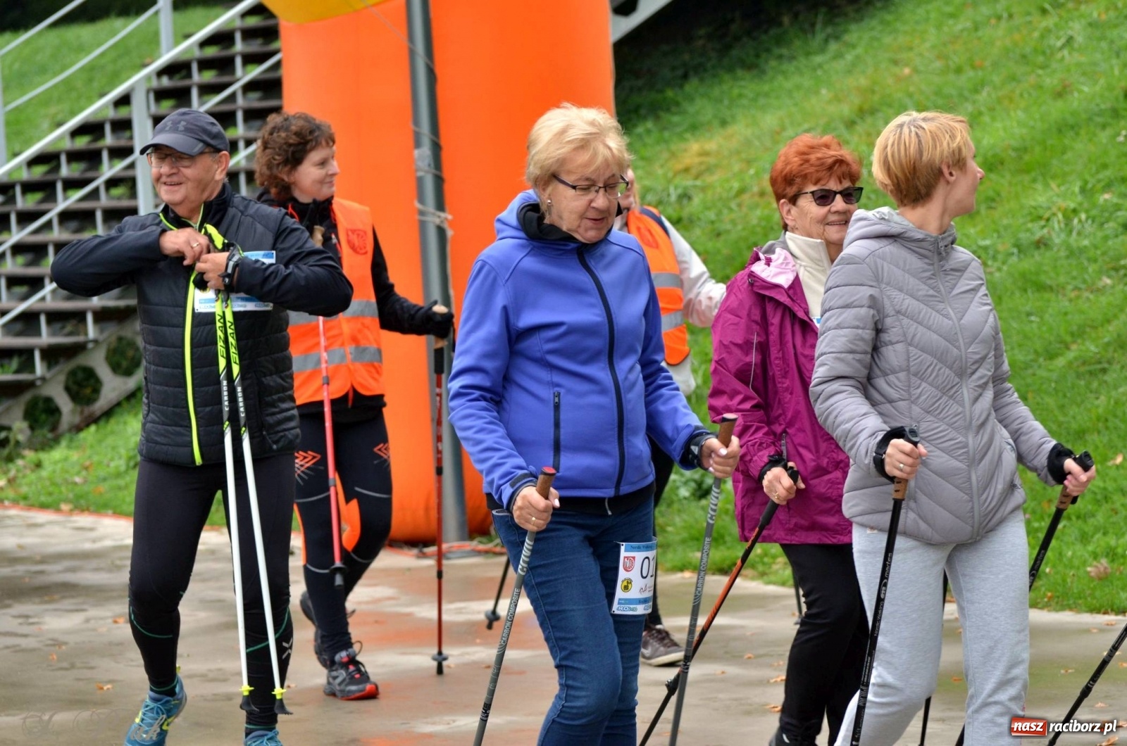 Zdjęcie w galerii na portalu naszraciborz.pl: Po zdrowie marsz! Tym razem w deszczu [FOTO] wiadomości z regionu