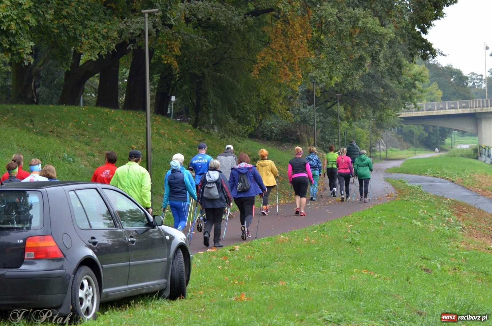 Zdjęcie w galerii na portalu naszraciborz.pl: Po zdrowie marsz! Tym razem w deszczu [FOTO] wiadomości z regionu