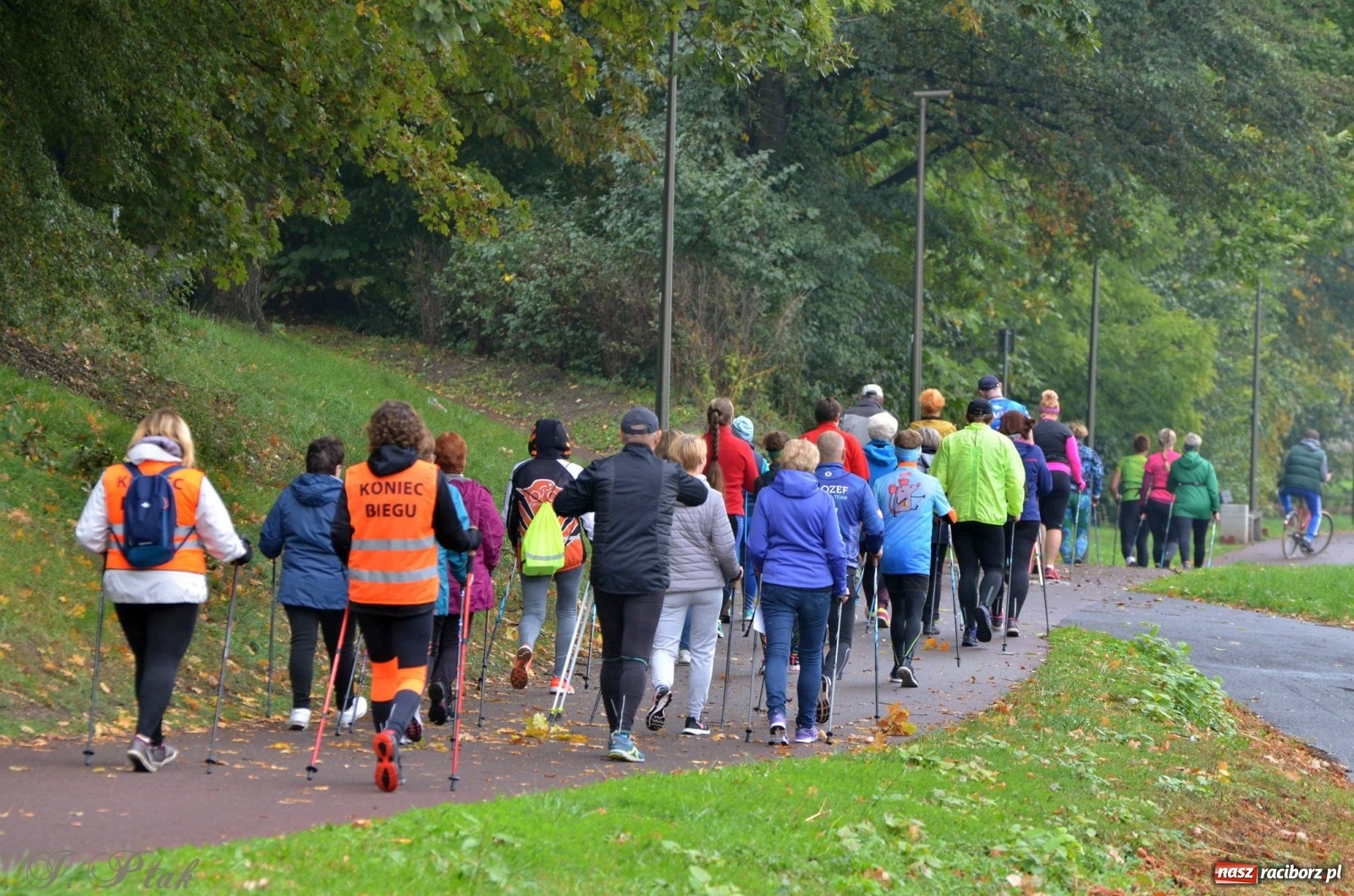Zdjęcie w galerii na portalu naszraciborz.pl: Po zdrowie marsz! Tym razem w deszczu [FOTO] wiadomości z regionu
