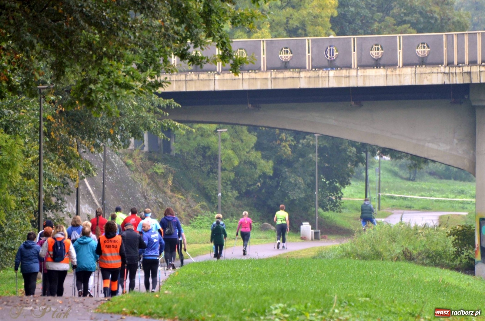 Zdjęcie w galerii na portalu naszraciborz.pl: Po zdrowie marsz! Tym razem w deszczu [FOTO] wiadomości z regionu